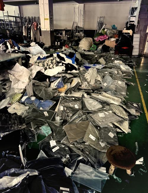 10元服裝尾貨批發(fā) 小本創(chuàng)業(yè)的掘金機(jī)會與零售實(shí)戰(zhàn)策略